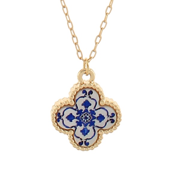 Blue 5 Shell Clover Necklace - Picture 2 of 2